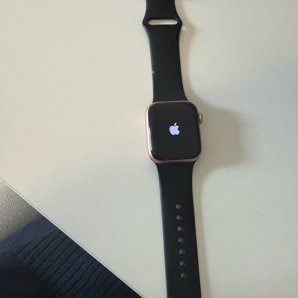 40 MM gold series 4 Apple Watch